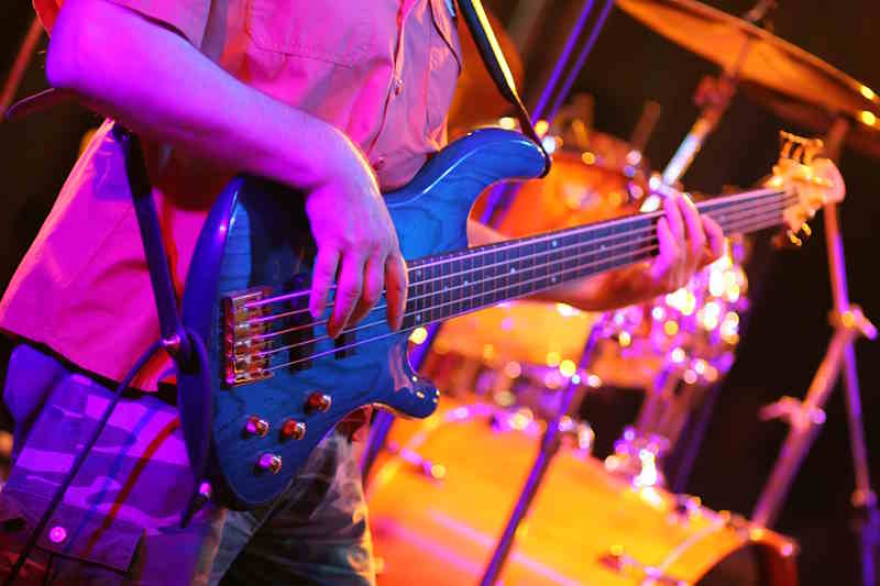 Feiernde Menschenmenge bei einem Open-Air-Fest am Abend