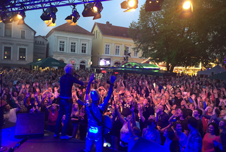 Band auf Bühne