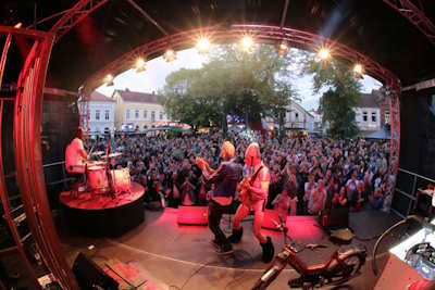 Band auf Bühne